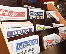 Periódicos en la estantería de prensa: El Periodico, El País, Diari de Sabadell, Mundo Deportivo,...