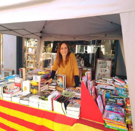 Yolanda en la parada de Sant Jordi: todo tipo de libros y revistas